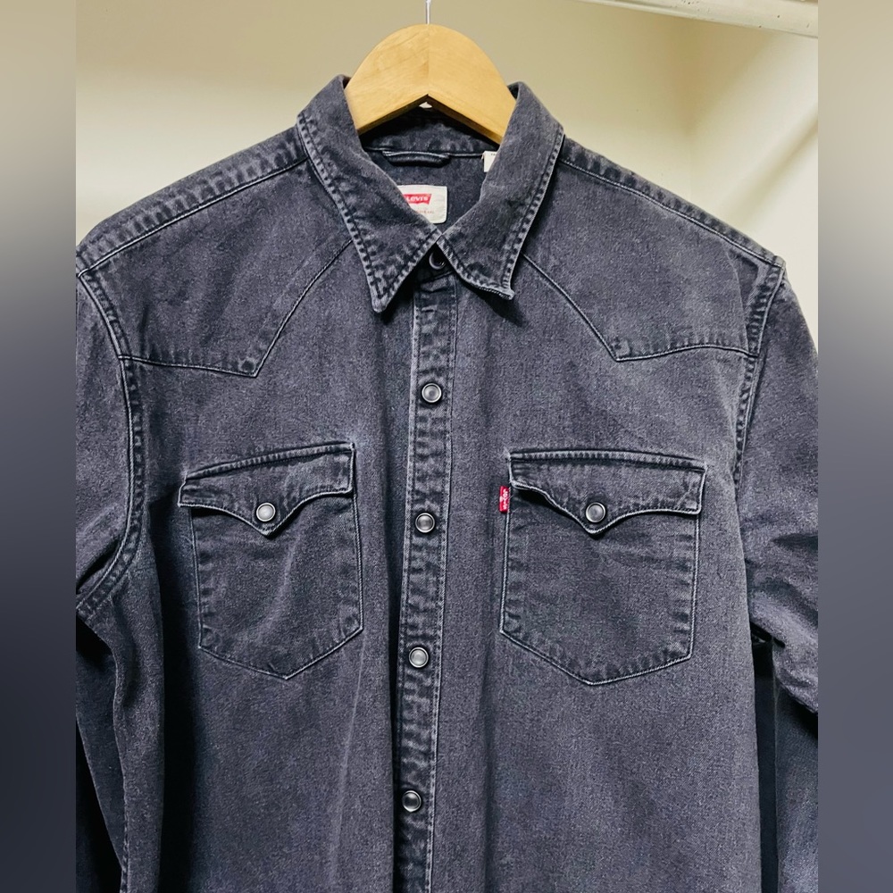LEVI’S Authentic Charcoal black denim shirt for women’s - Picture 2 of 8